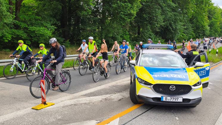 Berlin, 07.06.2026 Der ADFC veranstaltet an diesem Sonntag die 50. Fahrrad-Sternfahrt. Zehntausende Personen sind mit Spaß dabei. Avus *** Berlin, 07 06 2026 The ADFC is organizing the 50th bicycle rally this Sunday Tens of thousands of people are having fun on Avus