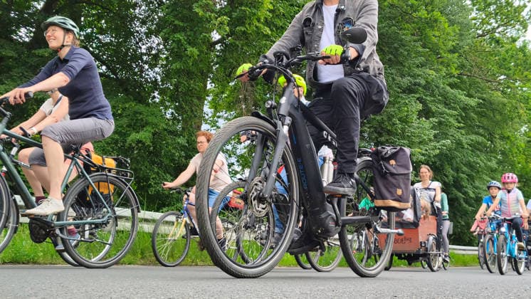 Berlin, 07.06.2026 Der ADFC veranstaltet an diesem Sonntag die 50. Fahrrad-Sternfahrt. Zehntausende Personen sind mit Spaß dabei. Avus *** Berlin, 07 06 2026 The ADFC is organizing the 50th bicycle rally this Sunday Tens of thousands of people are having fun on Avus