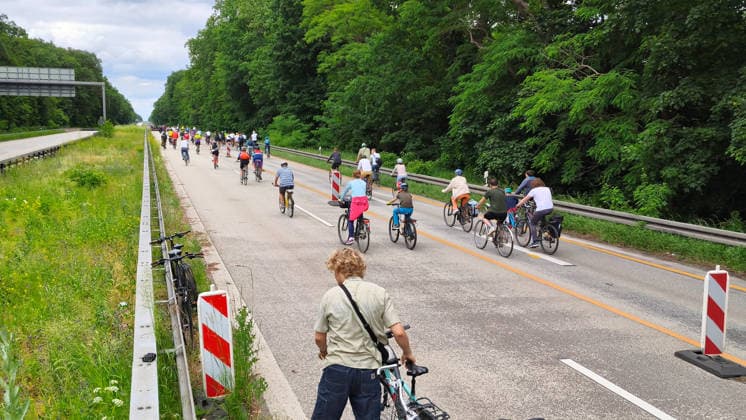 Berlin, 07.06.2026 Der ADFC veranstaltet an diesem Sonntag die 50. Fahrrad-Sternfahrt. Zehntausende Personen sind mit Spaß dabei. Avus *** Berlin, 07 06 2026 The ADFC is organizing the 50th bicycle rally this Sunday Tens of thousands of people are having fun on Avus