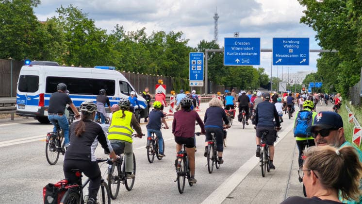 Berlin, 07.06.2026 Der ADFC veranstaltet an diesem Sonntag die 50. Fahrrad-Sternfahrt. Zehntausende Personen sind mit Spaß dabei. Avus *** Berlin, 07 06 2026 The ADFC is organizing the 50th bicycle rally this Sunday Tens of thousands of people are having fun on Avus