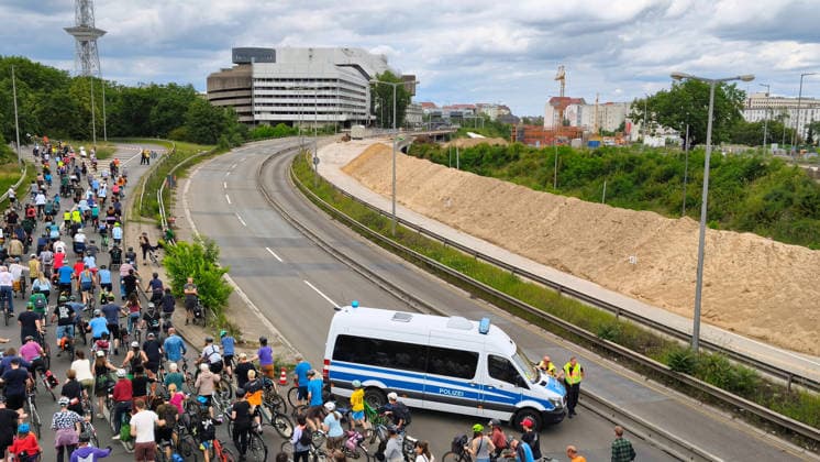 Berlin, 07.06.2026 Der ADFC veranstaltet an diesem Sonntag die 50. Fahrrad-Sternfahrt. Zehntausende Personen sind mit Spaß dabei. *** Berlin, 07 06 2026 The ADFC is organizing the 50th bicycle rally this Sunday Tens of thousands of people are enjoying the ride