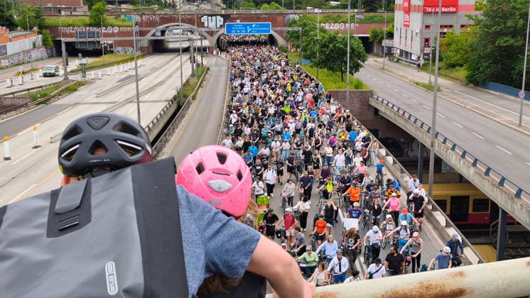 Berlin, 07.06.2026 Der ADFC veranstaltet an diesem Sonntag die 50. Fahrrad-Sternfahrt. Zehntausende Personen sind mit Spaß dabei. *** Berlin, 07 06 2026 The ADFC is organizing the 50th bicycle rally this Sunday Tens of thousands of people are enjoying the ride