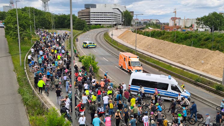 Berlin, 07.06.2026 Der ADFC veranstaltet an diesem Sonntag die 50. Fahrrad-Sternfahrt. Zehntausende Personen sind mit Spaß dabei. *** Berlin, 07 06 2026 The ADFC is organizing the 50th bicycle rally this Sunday Tens of thousands of people are enjoying the ride