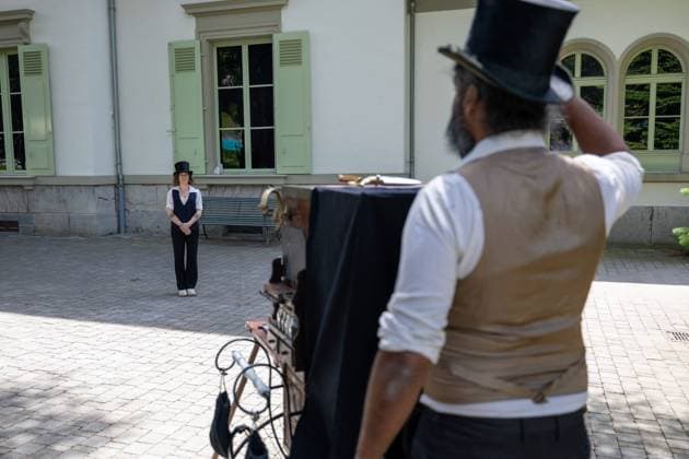 CHARLIE CHAPLIN 10 ANS MUSEE PHOTOPQR LE DAUPHINE Tom PHAM VAN SUU 07 06 2026 A Vevey Haute Savoie , le 7 juin 2026 The Chaplin s World museum in Corsier sur Vevey VD is celebrating its tenth anniversary this year. To mark the occasion, 429 participants dressed as Charlie Chaplin gathered in the museums gardens on Sunday, they formed a giant 10, in front of the Ban manor house Photo Tom Pham Van Suu Le Dauphiné Libéré 10th anniversary of the Chaplin s World museum in Corsier sur Vevey, western Switzerland, on June 7, 2026 Some 429 people took part in the event France  Copyright: xPHOTOPQR LExDAUPHINE MAXPPPxTomxPHAMxVANxSUUx 20260607JDL2053 20260607JDL2053