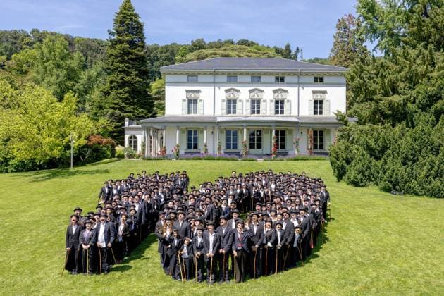 CHARLIE CHAPLIN 10 ANS MUSEE PHOTOPQR LE DAUPHINE Tom PHAM VAN SUU 07 06 2026 A Vevey Haute Savoie , le 7 juin 2026 The Chaplin s World museum in Corsier sur Vevey VD is celebrating its tenth anniversary this year. To mark the occasion, 429 participants dressed as Charlie Chaplin gathered in the museums gardens on Sunday, they formed a giant 10, in front of the Ban manor house Photo Tom Pham Van Suu Le Dauphiné Libéré 10th anniversary of the Chaplin s World museum in Corsier sur Vevey, western Switzerland, on June 7, 2026 Some 429 people took part in the event France  Copyright: xPHOTOPQR LExDAUPHINE MAXPPPxTomxPHAMxVANxSUUx 20260607JDL2068 20260607JDL2068