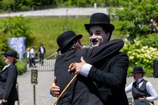 CHARLIE CHAPLIN 10 ANS MUSEE PHOTOPQR LE DAUPHINE Tom PHAM VAN SUU 07 06 2026 A Vevey Haute Savoie , le 7 juin 2026 The Chaplin s World museum in Corsier sur Vevey VD is celebrating its tenth anniversary this year. To mark the occasion, 429 participants dressed as Charlie Chaplin gathered in the museums gardens on Sunday, they formed a giant 10, in front of the Ban manor house Photo Tom Pham Van Suu Le Dauphiné Libéré 10th anniversary of the Chaplin s World museum in Corsier sur Vevey, western Switzerland, on June 7, 2026 Some 429 people took part in the event France  Copyright: xPHOTOPQR LExDAUPHINE MAXPPPxTomxPHAMxVANxSUUx 20260607JDL2071 20260607JDL2071