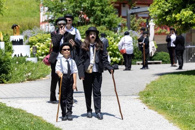 CHARLIE CHAPLIN 10 ANS MUSEE PHOTOPQR LE DAUPHINE Tom PHAM VAN SUU 07 06 2026 A Vevey Haute Savoie , le 7 juin 2026 The Chaplin s World museum in Corsier sur Vevey VD is celebrating its tenth anniversary this year. To mark the occasion, 429 participants dressed as Charlie Chaplin gathered in the museums gardens on Sunday, they formed a giant 10, in front of the Ban manor house Photo Tom Pham Van Suu Le Dauphiné Libéré 10th anniversary of the Chaplin s World museum in Corsier sur Vevey, western Switzerland, on June 7, 2026 Some 429 people took part in the event France  Copyright: xPHOTOPQR LExDAUPHINE MAXPPPxTomxPHAMxVANxSUUx 20260607JDL2083 20260607JDL2083