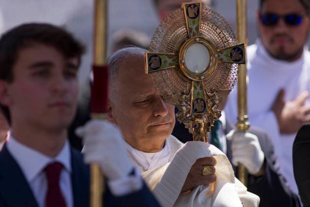 Holy Mass of Pope Leo XIV in Madrid - 07 Jun 2026 Pope Leo XIV carries the Corpus Christi in a procession during the Holy Mass celebrated by Pope Leo XIV in Cibeles Square, during his apostolic journey to Madrid. Pope Leo XIV is visiting Spain for the first time and will visit the cities of Madrid, Barcelona, ??Las Palmas de Gran Canaria, and Santa Cruz de Tenerife. Madrid Spain Copyright: xLuisxSotox xSOPAxImagesx LSOTOSMPAPA11