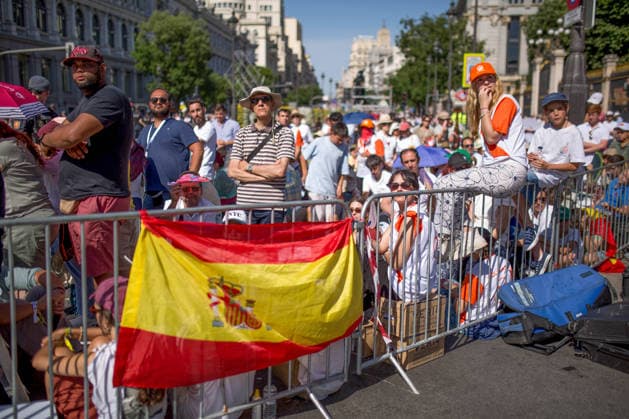 Holy Mass of Pope Leo XIV in Madrid - 07 Jun 2026 Parishioners seen during Holy Mass celebrated by Pope Leo XIV in the Plaza de Cibeles, as part of his apostolic journey to Madrid. Pope Leo XIV is visiting Spain for the first time and will visit the cities of Madrid, Barcelona, ??Las Palmas de Gran Canaria, and Santa Cruz de Tenerife. Madrid Spain Copyright: xLuisxSotox xSOPAxImagesx LSOTOSMPAPA12