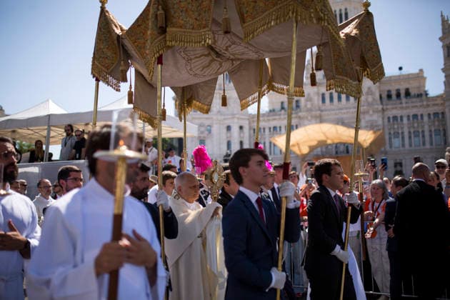 Holy Mass of Pope Leo XIV in Madrid - 07 Jun 2026 Pope Leo XIV carries the Corpus Christi in a procession during the Holy Mass celebrated by Pope Leo XIV in Cibeles Square, during his apostolic journey to Madrid. Pope Leo XIV is visiting Spain for the first time and will visit the cities of Madrid, Barcelona, ??Las Palmas de Gran Canaria, and Santa Cruz de Tenerife. Madrid Spain Copyright: xLuisxSotox xSOPAxImagesx LSOTOSMPAPA14
