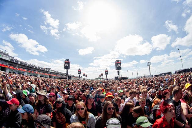 Fans vor der großen Utopia Stage während des Auftritts der US-amerikanischen Rap-Rock-Band Hollywood Undead im Rahmen des Festivals Rock am Ring 2026 am Nürburgring. Nürburg Rock am Ring Rheinland-Pfalz Germany *** Fans in front of the large Utopia Stage during the performance of the US rap rock band Hollywood Undead as part of the Rock am Ring 2026 festival at the Nürburgring Nürburg Rock am Ring Rheinland Pfalz Germany