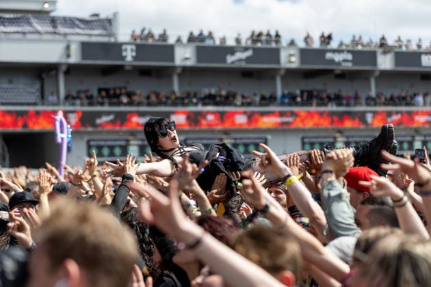 Eine Crowdsurferin während des Auftritts der US-amerikanischen Rap-Rock-Band Hollywood Undead im Rahmen des Festivals Rock am Ring 2026 am Nürburgring. Nürburg Rock am Ring Rheinland-Pfalz Germany *** A crowdsurfer during the performance of the US rap rock band Hollywood Undead as part of the Rock am Ring 2026 festival at the Nürburgring Nürburg Rock am Ring Rheinland Pfalz Germany