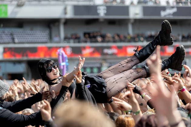 Eine Crowdsurferin während des Auftritts der US-amerikanischen Rap-Rock-Band Hollywood Undead im Rahmen des Festivals Rock am Ring 2026 am Nürburgring. Nürburg Rock am Ring Rheinland-Pfalz Germany *** A crowdsurfer during the performance of the US rap rock band Hollywood Undead as part of the Rock am Ring 2026 festival at the Nürburgring Nürburg Rock am Ring Rheinland Pfalz Germany