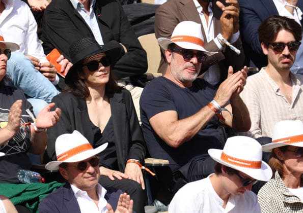 Roland Garros 2026 - Tribunes Finale Cobolli vs Zverev suite Marion Cotillard et Jean Dujardin CÃ lÃ britÃ s dans les tribunes de Roland Garros pendant la finale homme de l Open de France de Tennis Ã Paris, le 7 juin 2026. Celebrities in the stands at Roland Garros stadium during the men s final of the French Open in Paris on June 7, 2026.  Copyright: xDidierxFereyx