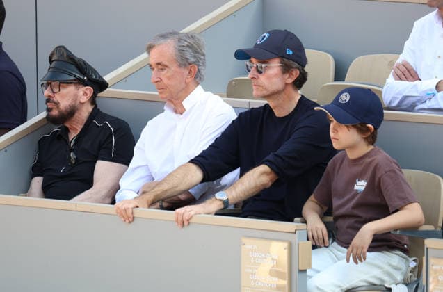 Roland Garros 2026 - Tribunes Finale Cobolli vs Zverev suite Peter Marino , Bernard Arnault , Antoine Arnault CÃ lÃ britÃ s dans les tribunes de Roland Garros pendant la finale homme de l Open de France de Tennis Ã Paris, le 7 juin 2026. Celebrities in the stands at Roland Garros stadium during the men s final of the French Open in Paris on June 7, 2026.  Copyright: xDidierxFereyx