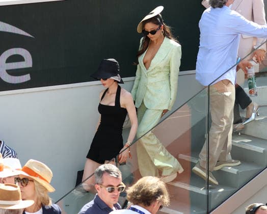 Roland Garros 2026 - Tribunes Finale Cobolli vs Zverev suite Lily Collins and Ashley Park CÃ lÃ britÃ s dans les tribunes de Roland Garros pendant la finale homme de l Open de France de Tennis Ã Paris, le 7 juin 2026. Celebrities in the stands at Roland Garros stadium during the men s final of the French Open in Paris on June 7, 2026.  Copyright: xDidierxFereyx
