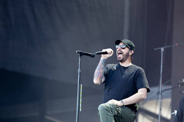 Benjamin Burnley (Gesang, Gitarre) während des Auftritts der US-amerikanischen Rockband Breaking Benjamin im Rahmen des Festivals Rock am Ring 2026 am Nürburgring. Nürburg Rock am Ring Rheinland-Pfalz Germany *** Benjamin Burnley vocals, guitar during the performance of the US rock band Breaking Benjamin as part of the Rock am Ring 2026 festival at the Nürburgring Nürburg Rock am Ring Rheinland Pfalz Germany