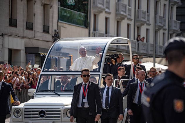 Atmosphere during the arrival of Pope Leo XIV at the Movistar Arena Pope Leo XIV arrives in the Popemobile at the Movistar Arena, on June 7, 2026, in Madrid Spain The meeting entitled Weaving networks with the world of culture, education, business and sports brings together representatives from different fields to reflect on their contribution to society The event includes interventions and a space for dialogue on the collaboration between civil institutions and the Church 07 JUNE 2026 Madrid Madrid Madrid Spain  Copyright: xGabrielxLuengasx 7579195