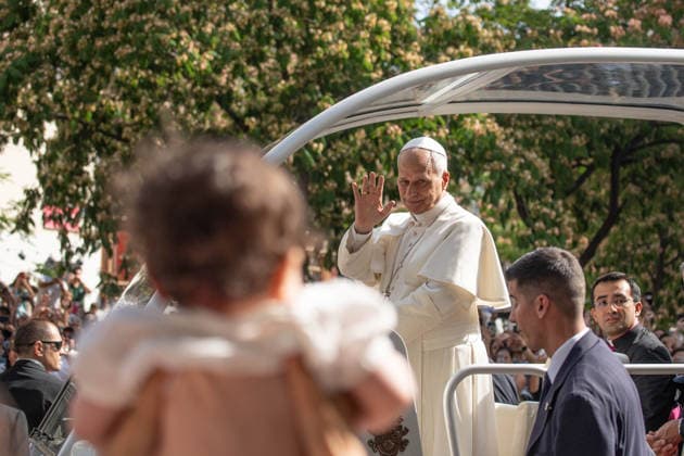 Atmosphere during the arrival of Pope Leo XIV at the Movistar Arena Pope Leo XIV blesses a baby in the Popemobile, on his way to the Movistar Arena, June 7, 2026, in Madrid Spain The meeting entitled Weaving networks with the world of culture, education, business and sport brings together representatives from different fields to reflect on their contribution to society The event includes interventions and a space for dialogue on the collaboration between civil institutions and the Church 07 JUNE 2026 Madrid Madrid Spain  Copyright: xGabrielxLuengasx 7579208
