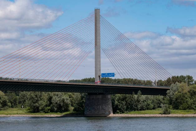 Seit dem 3. Juni 2026 ist die Friedrich-Ebert-Brücke, lokal als Nordbrücke bekannt, für den Auto-, Fuß- und Radverkehr gesperrt. Die Brücke verbindet als A565 das linksrheinische Bonn mit der ca. 660 m langen Vorlandbrücke, der ca. 520m langen Strom- und der ca. 110m langen Vorlandbrücke rechtrheinisch mit dem Rhein-Sieg-Kreis. Etwa 100.000 Fahrzeuge passierten täglich diese Brücke. Die festgestellten massiven Schäden von Rissen im Beton und Korrosionsschäden vor allem an der linksrheinischen Vorlandbrücke sind wohl enorm. Die Sperrung gilt als worst case-Szenario für die Stadt Bonn selbst und für das gesamte Umland. Bonn, 07.06.2026 *** Since June 3, 2026, the Friedrich Ebert Bridge, known locally as the North Bridge, has b Foto:xR.xSchmiegeltx xFuturexImagex nordbruecke_6634
