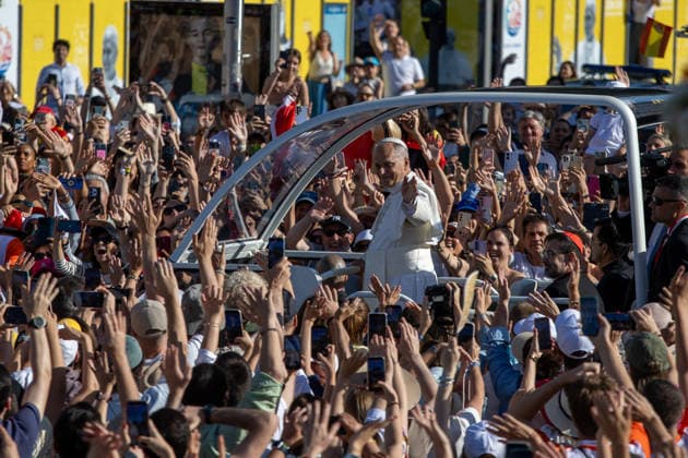 Second Day of Pope Leo XIV s visit to Madrid, Spain - 7 Jun 2026 Pope Leo XIV greets people as he travels through the center of Madrid in the Popemobile during the second day of his visit to Madrid. Spain Copyright: xDavidxCanalesx xSOPAxImagesx DCPapaColon260607-13