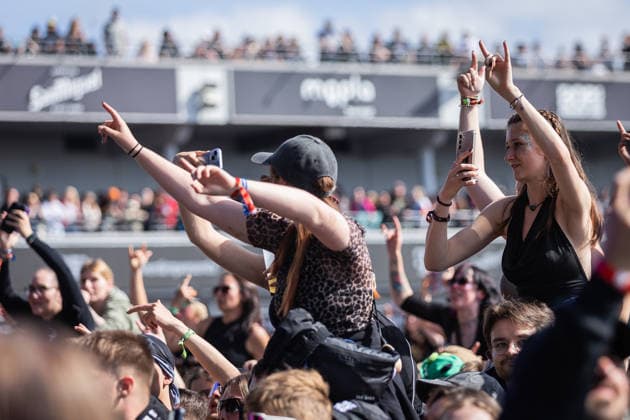 Rock am Ring 2026, Tag 3, 7.6.2026 Fans bei Finch -- Mit dem Traditionsfestival Rock am Ring am Nürburgring in der Eifel startet in Deutschland die Festival-Saison. Rock am Ring findet in diesem Jahr vom 5. bis 7. Juni statt. Rund 80 Bands und Künstler stehen auf einer der drei großen Bühnen. Nürburg Nürburgring Rheinland-Pfalz Deutschland *** Rock am Ring 2026, Day 3, 7 6 2026 Fans at Finch The traditional Rock am Ring festival at the Nürburgring in the Eifel region kicks off the festival season in Germany Rock am Ring will take place this year from June 5 to 7 Around 80 bands and artists will perform on one of the three large stages Nürburg Nürburgring Rhineland-Palatinate Germany Copyright: xSebastianxDerixx