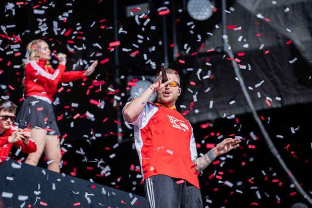 Rock am Ring 2026, Tag 3, 7.6.2026 Auftritt des deutschen Rappers Finch -- Mit dem Traditionsfestival Rock am Ring am Nürburgring in der Eifel startet in Deutschland die Festival-Saison. Rock am Ring findet in diesem Jahr vom 5. bis 7. Juni statt. Rund 80 Bands und Künstler stehen auf einer der drei großen Bühnen. Nürburg Nürburgring Rheinland-Pfalz Deutschland *** Rock am Ring 2026, Day 3, 7 6 2026 Performance by German rapper Finch The traditional Rock am Ring festival at the Nürburgring in the Eifel region kicks off the festival season in Germany Rock am Ring will take place this year from 5 to 7 June Around 80 bands and artists will perform on one of the three large stages Nürburg Nürburgring Rhineland-Palatinate Germany Copyright: xSebastianxDerixx