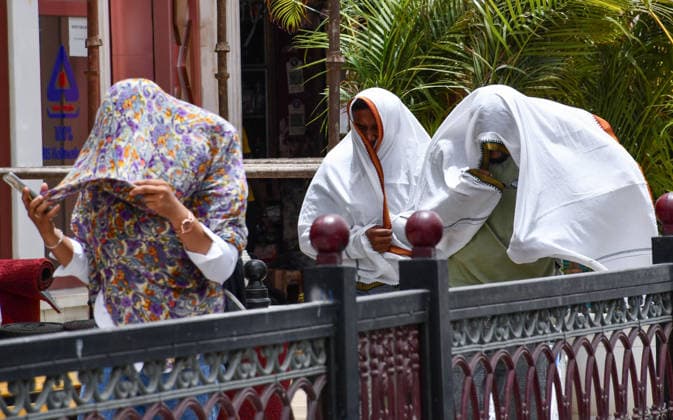 RECORD DATE NOT STATED Commuters cover their faces to shelter from the extreme heat as they make their way Prayagraj, Jun 07 (ANI): Commuters cover their faces to shelter from the extreme heat as they make their way, in Prayagraj on Sunday. Prayagraj Uttar Pradesh India Copyright: xANIx ANI_20260607132