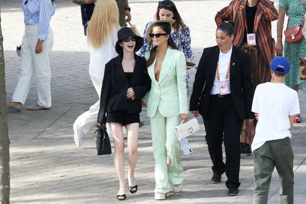 2026 French Open - Lily Collins In The Stands Day 15 NB Charlie McDowell, Lily Collins and Ashley Park during the 2026 French Open at Roland Garros on June 07, 2026 in Paris, France. Photo by Nasser Berzane ABACAPRESS.COM  Copyright: xBerzanexNasser ABACAx