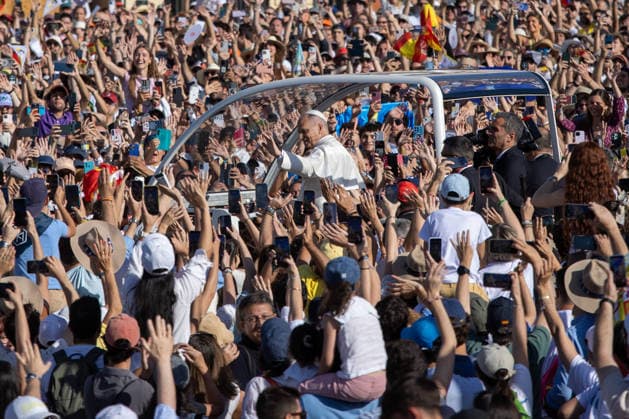 June 7, 2026, Spain: Pope Leo XIV greets people as he travels through the center of Madrid in the Popemobile during the second day of his visit to Madrid. Spain - ZUMAs197 20260607_aaa_s197_060 Copyright: xDavidxCanalesx