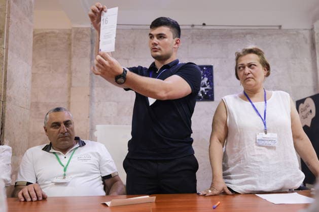 ARMENIA, YEREVAN - JUNE 7, 2026: Election officials count votes at a polling station during the 2026 Armenian parliamentary election Yerevan Armenia  - ZUMAt113 20260607_zaa_t113_287 Copyright: xAlexanderxPatrinx