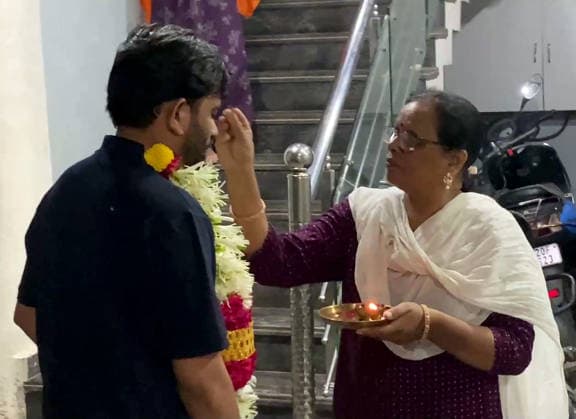 RECORD DATE NOT STATED CJP founder Abhijeet Dipke being welcomed by his parents Chhatrapati Sambhaji Nagar Maharashtra Jun 07 (ANI): Cockroach Janata Party founder Abhijeet Dipke being welcomed by his mother on reaching Waluj residence during a press conference, in Chhatrapati Sambhaji Nagar on Sunday. (ANI Video Grab) Chhatrapati Sambhaji Nagar Maharashtra India Copyright: xANIx ANI_20260607356