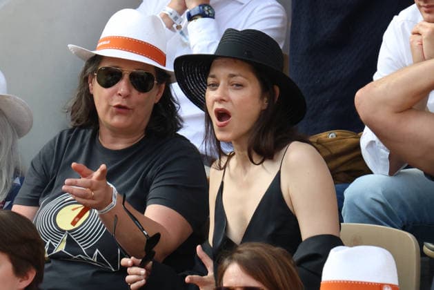 Roland Garros 2026 - Tribunes Finale Cobolli vs Zverev DFY suite 2 Marion Cotillard CÃ lÃ britÃ s dans les tribunes de Roland Garros pendant la finale homme de l Open de France de Tennis Ã Paris, le 7 juin 2026. Celebrities in the stands at Roland Garros stadium during the men s final of the French Open in Paris on June 7, 2026.  Copyright: xDidierxFereyx