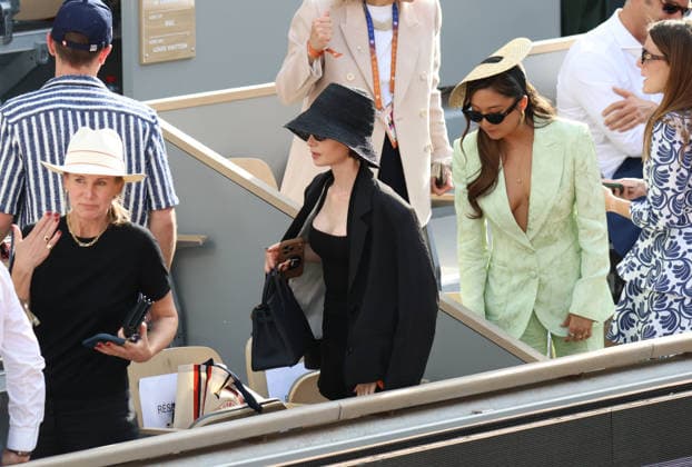 Roland Garros 2026 - Tribunes Finale Cobolli vs Zverev DFY suite 2 Lily Collins and Ashley Park CÃ lÃ britÃ s dans les tribunes de Roland Garros pendant la finale homme de l Open de France de Tennis Ã Paris, le 7 juin 2026. Celebrities in the stands at Roland Garros stadium during the men s final of the French Open in Paris on June 7, 2026.  Copyright: xDidierxFereyx
