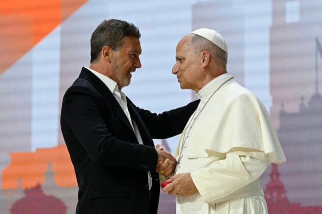 SPAIN - POPE LEO XIV DURING THE MEETING BUILDING NETWORKS WITH THE WORLD OF CULTUREM ART, ECONOMY AND SPORT AT THE MOVISTAR ARENA IN MADRID - 2026 6 7 Spain, Vatican, 2026 6 7 Pope Leo XIV greets Spanish actor Antonio Banderas after his speech during the meeting Building networks with the world of Culture, Art, Economy and Sports at the Movistar Arena in Madrid EDITORIAL USE ONLY - NO BOOKS Copyright: xVATICANxMEDIA CPPx