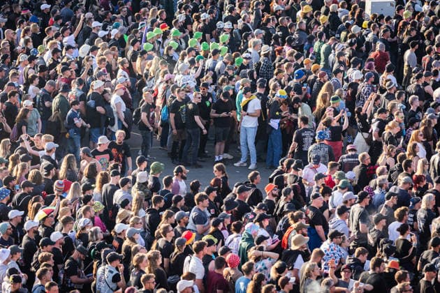 Rock am Ring 2026, Tag 3, 7.6.2026 CirclePit vor der Utopia Stage -- Mit dem Traditionsfestival Rock am Ring am Nürburgring in der Eifel startet in Deutschland die Festival-Saison. Rock am Ring findet in diesem Jahr vom 5. bis 7. Juni statt. Rund 80 Bands und Künstler stehen auf einer der drei großen Bühnen. Nürburg Nürburgring Rheinland-Pfalz Deutschland *** Rock am Ring 2026, Day 3, 7 6 2026 CirclePit in front of the Utopia Stage The traditional Rock am Ring festival at the Nürburgring in the Eifel region kicks off the festival season in Germany Rock am Ring will take place this year from 5 to 7 June Around 80 bands and artists will perform on one of the three large stages Nürburg Nürburgring Rhineland-Palatinate Germany Copyright: xSebastianxDerixx