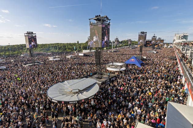Rock am Ring 2026. Volles Infield- 07.06.26 Zehntausende Besucher stehen am späten Nachmittag im dicht gefüllten Infield vor der Utopia Stage bei Rock am Ring 2026 auf dem Nürburgring in Nürburg. Die Utopia Stage, die im Fahrerlager steht, ist die größte der drei Festivalbühnen; die beiden weiteren Bühnen sind auf dem weitläufigen Gelände verteilt. Das Festival ist ausverkauft. Nürburg Nürburgring Rheinland-Pfalz Deutschland *** Rock am Ring 2026 Full infield 07 06 26 Tens of thousands of visitors stand in front of the Utopia Stage in the densely packed infield at Rock am Ring 2026 at the Nürburgring in Nürburg in the late afternoon The Utopia Stage, which is located in the paddock, is the largest of the three festival stages th Copyright: xMarcxJohnx