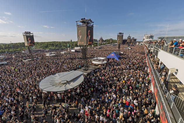Rock am Ring 2026. Volles Infield- 07.06.26 Zehntausende Besucher stehen am späten Nachmittag im dicht gefüllten Infield vor der Utopia Stage bei Rock am Ring 2026 auf dem Nürburgring in Nürburg. Die Utopia Stage, die im Fahrerlager steht, ist die größte der drei Festivalbühnen; die beiden weiteren Bühnen sind auf dem weitläufigen Gelände verteilt. Das Festival ist ausverkauft. Nürburg Nürburgring Rheinland-Pfalz Deutschland *** Rock am Ring 2026 Full infield 07 06 26 Tens of thousands of visitors stand in front of the Utopia Stage in the densely packed infield at Rock am Ring 2026 at the Nürburgring in Nürburg in the late afternoon The Utopia Stage, which is located in the paddock, is the largest of the three festival stages th Copyright: xMarcxJohnx
