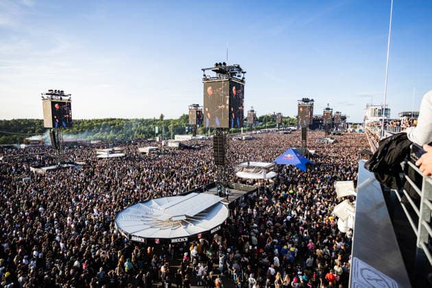 Rock am Ring 2026, Tag 3, 7.6.2026 Menschenmassen bei The Offspring -- Mit dem Traditionsfestival Rock am Ring am Nürburgring in der Eifel startet in Deutschland die Festival-Saison. Rock am Ring findet in diesem Jahr vom 5. bis 7. Juni statt. Rund 80 Bands und Künstler stehen auf einer der drei großen Bühnen. Nürburg Nürburgring Rheinland-Pfalz Deutschland *** Rock am Ring 2026, Day 3, 7 6 2026 Crowds at The Offspring The traditional Rock am Ring festival at the Nürburgring in the Eifel region kicks off the festival season in Germany Rock am Ring will take place this year from 5 to 7 June Around 80 bands and artists will perform on one of the three large stages Nürburg Nürburgring Rhineland-Palatinate Germany Copyright: xSebastianxDerixx