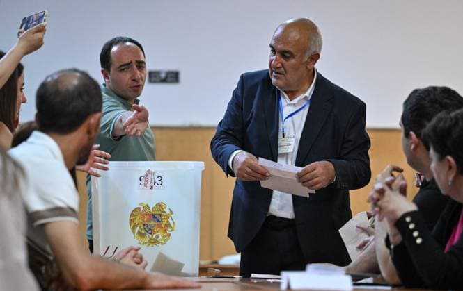 Armenia Parliamentary Election 9185185 07.06.2026 Members of a local electoral commission count ballots at a polling station during the Armenian parliamentary election in Yerevan, Armenia. Yuri Kochetkov Sputnik Yerevan Armenia  Copyright: xYurixKochetkovx