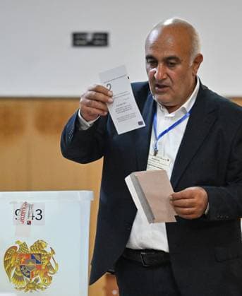 Armenia Parliamentary Election 9185189 07.06.2026 A member of a local electoral commission counts ballots at a polling station during the Armenian parliamentary election in Yerevan, Armenia. Yuri Kochetkov Sputnik Yerevan Armenia  Copyright: xYurixKochetkovx