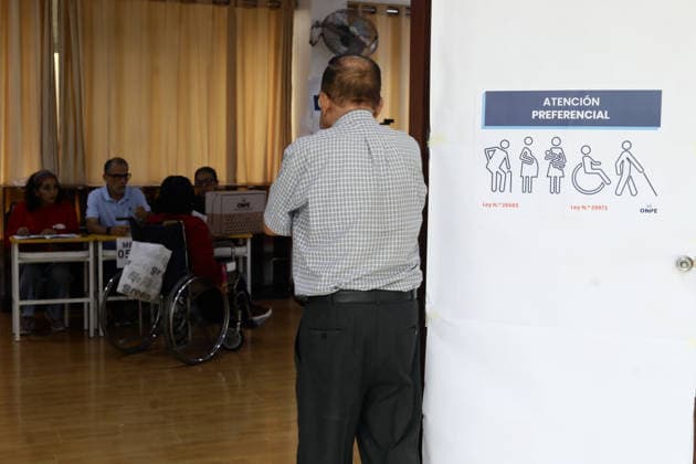 Second round of the Presidential Elections in Lima, Peru LIMA, PERU - JUNE 07: People cast their ballot during the second round of the presidential elections in Lima, Peru on June 07, 2026. Klebher Vasquez Anadolu Lima Peru. Editorial use only. Please get in touch for any other usage.  Copyright: x2026xAnadoluxKlebherxVasquezx