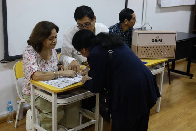 Second round of the Presidential Elections in Lima, Peru LIMA, PERU - JUNE 07: People cast their ballot during the second round of the presidential elections in Lima, Peru on June 07, 2026. Klebher Vasquez Anadolu Lima Peru. Editorial use only. Please get in touch for any other usage.  Copyright: x2026xAnadoluxKlebherxVasquezx