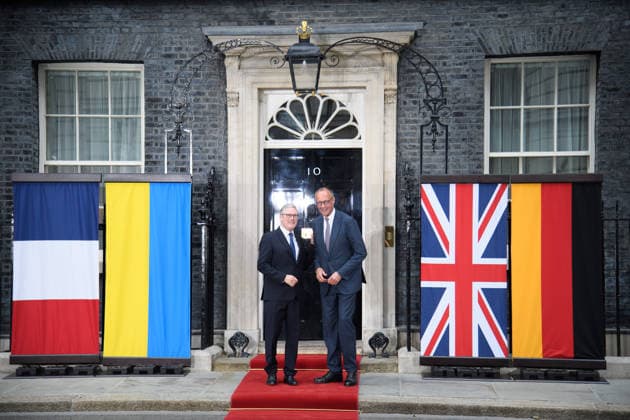 Quad-lateral Meeting On Ukraine at Downing Street, London, UK - 07 June 2026 British Prime Minister Sir Keir Starmer poses for a photo with German Chancellor Frederich Merz as he arrives for a quadliateral meeting in Downing Street, London, England, UK on Sunday 7 June, 2026., Credit:Justin Ng Avalon UK, England, London, Downing Street  Copyright: xJustinxNgx xAvalonx 1108681265