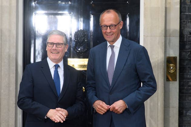 Quad-lateral Meeting On Ukraine at Downing Street, London, UK - 07 June 2026 British Prime Minister Sir Keir Starmer poses for a photo with German Chancellor Frederich Merz as he arrives for a quadliateral meeting in Downing Street, London, England, UK on Sunday 7 June, 2026., Credit:Justin Ng Avalon UK, England, London, Downing Street  Copyright: xJustinxNgx xAvalonx 1108681271