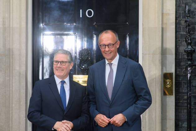 Quad-lateral Meeting On Ukraine at Downing Street, London, UK - 07 June 2026 British Prime Minister Sir Keir Starmer poses for a photo with German Chancellor Frederich Merz as he arrives for a quadliateral meeting in Downing Street, London, England, UK on Sunday 7 June, 2026., Credit:Justin Ng Avalon UK, England, London, Downing Street  Copyright: xJustinxNgx xAvalonx 1108681278
