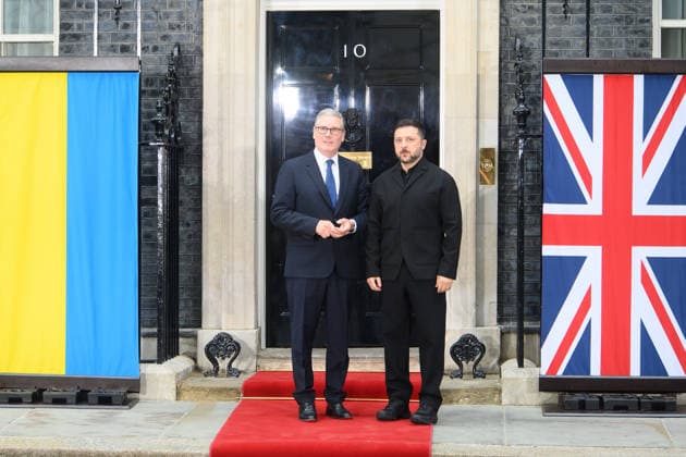 Quad-lateral Meeting On Ukraine at Downing Street, London, UK - 07 June 2026 British Prime Minister Sir Keir Starmer poses for a photo with Ukrainian President Volodymyr Zelenskyy as he arrives for a quadliateral meeting in Downing Street, London, England, UK on Sunday 7 June, 2026., Credit:Justin Ng Avalon UK, England, London, Downing Street  Copyright: xJustinxNgx xAvalonx 1108681348