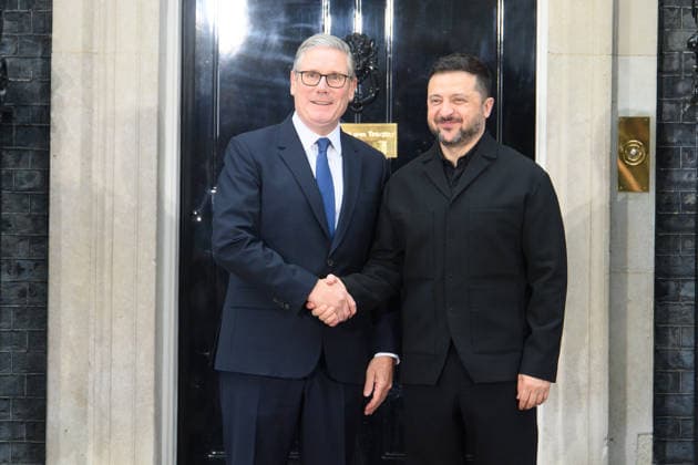 Quad-lateral Meeting On Ukraine at Downing Street, London, UK - 07 June 2026 British Prime Minister Sir Keir Starmer poses for a photo with Ukrainian President Volodymyr Zelenskyy as he arrives for a quadliateral meeting in Downing Street, London, England, UK on Sunday 7 June, 2026., Credit:Justin Ng Avalon UK, England, London, Downing Street  Copyright: xJustinxNgx xAvalonx 1108681367