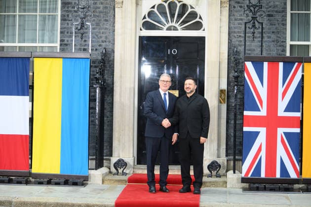 Quad-lateral Meeting On Ukraine at Downing Street, London, UK - 07 June 2026 British Prime Minister Sir Keir Starmer poses for a photo with Ukrainian President Volodymyr Zelenskyy as he arrives for a quadliateral meeting in Downing Street, London, England, UK on Sunday 7 June, 2026., Credit:Justin Ng Avalon UK, England, London, Downing Street  Copyright: xJustinxNgx xAvalonx 1108681371