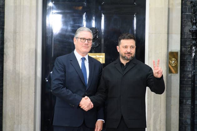 Quad-lateral Meeting On Ukraine at Downing Street, London, UK - 07 June 2026 British Prime Minister Sir Keir Starmer poses for a photo with Ukrainian President Volodymyr Zelenskyy as he arrives for a quadliateral meeting in Downing Street, London, England, UK on Sunday 7 June, 2026., Credit:Justin Ng Avalon UK, England, London, Downing Street  Copyright: xJustinxNgx xAvalonx 1108681379